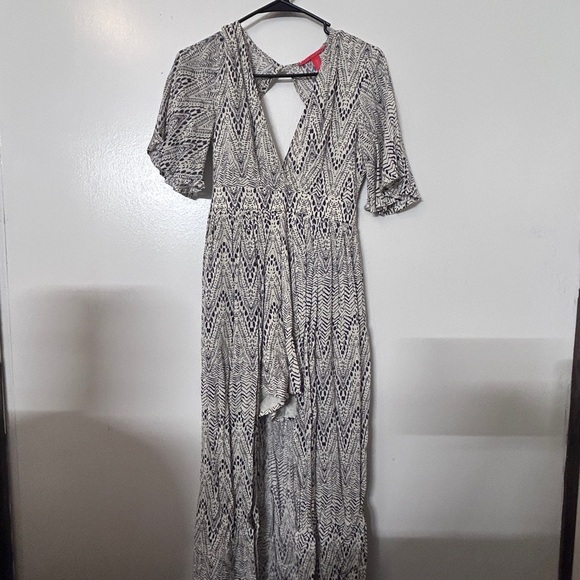 Chelsea &‎ Violet XS Romper Black White Print High Low V Neck Short Sleeve - Picture 1 of 3